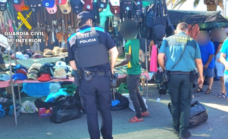 Investigan a seis personas por un supuesto delito contra la propiedad industrial en el mercadillo de Portonovo