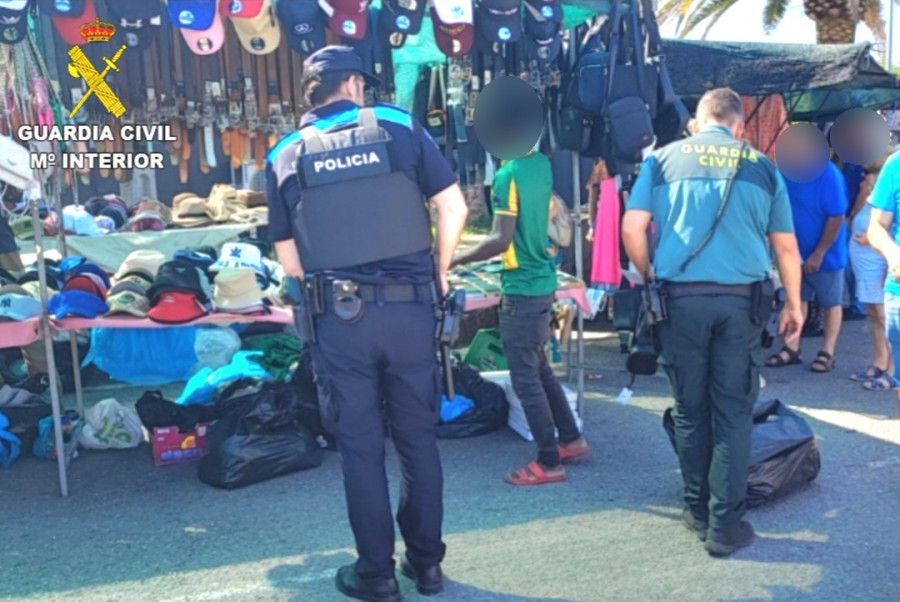 Investigan a seis personas por un supuesto delito contra la propiedad industrial en el mercadillo de Portonovo