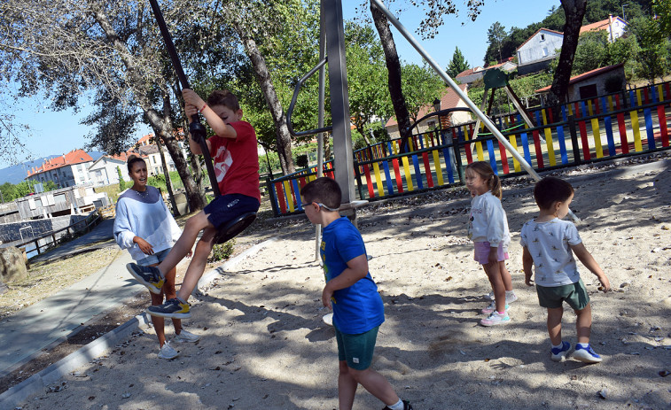 Los niños de la Escola de Verán de Valga disfrutan de una mañana de juegos y diversión
