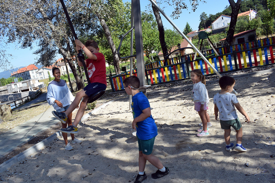Los niños de la Escola de Verán de Valga disfrutan de una mañana de juegos y diversión