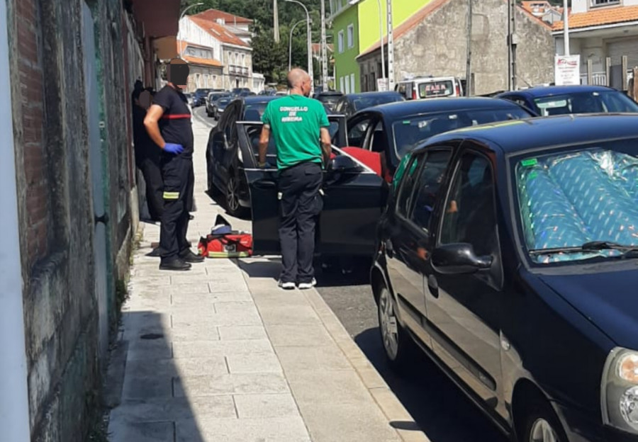 Evacuada en ambulancia al Hospital do Barbanza la acompañante de un coche herida en un accidente de tráfico en Ribeira