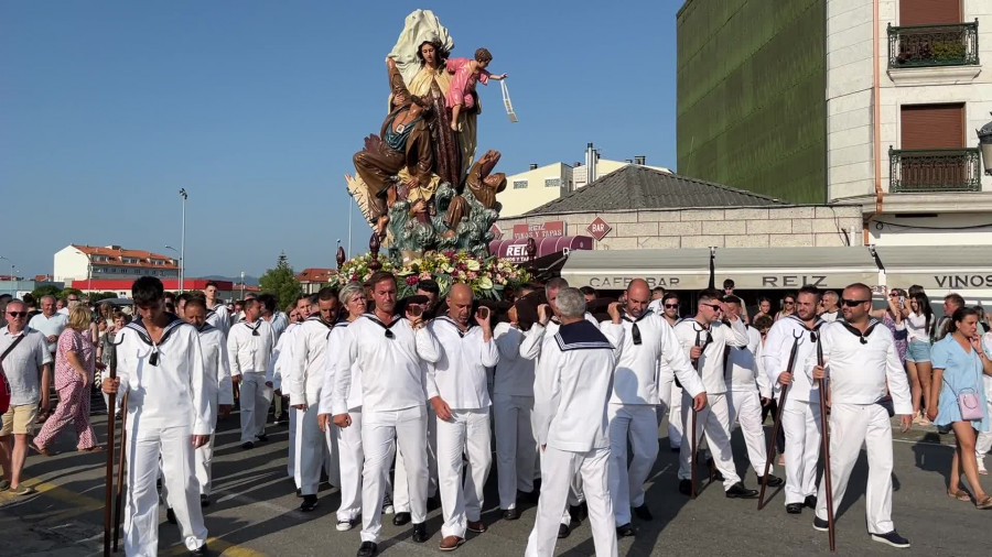 Vecinos y visitantes salen al mar en Vilanova para honrar a la Virgen del Carmen, patrona de marineros