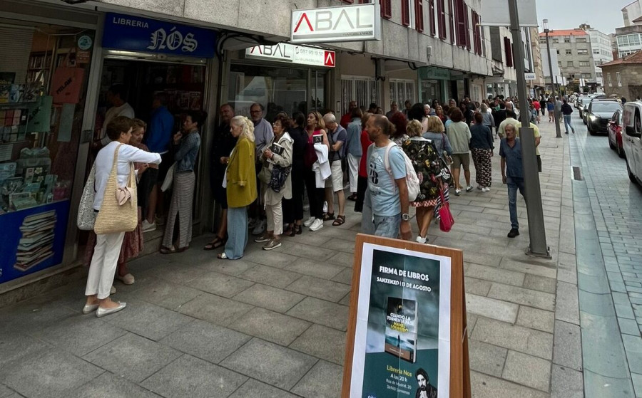 Manel Loureiro congrega a más de 200 personas en la presentación de su nueva novela en Sanxenxo