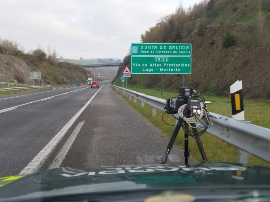 Interceptado en Sanxenxo un conductor que circulaba a 182 km/h por un tramo limitado a 90
