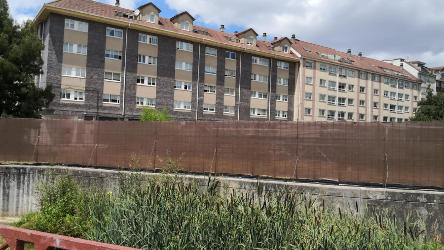 Fajardo denuncia la “ocupación ilegal” de la servidumbre del río O Con en Rodrigo de Mendoza