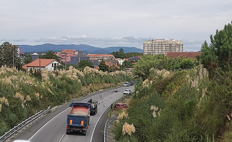 Reabren la N-640 tras un aparatoso accidente en Sobradelo