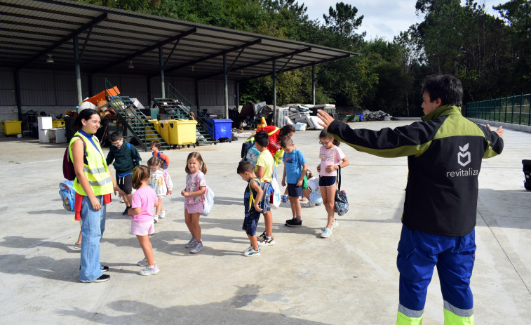 Los niños de la escuela de verano de Valga visitan en Punto Limpo