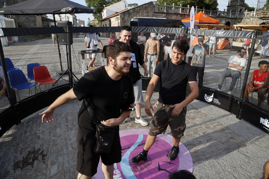 A Urban Feira calentó motores a golpe de rimas, el primer día de “street market” y buen ambiente