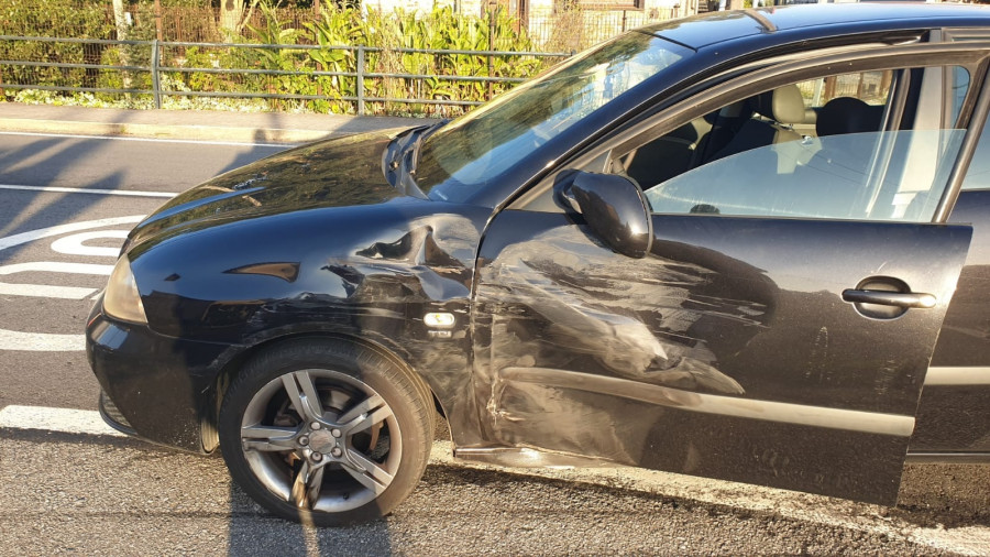 Evacúan al Hospital a una herida en un accidente en Ribadumia y sofocan un conato en un contenedor de Cambados