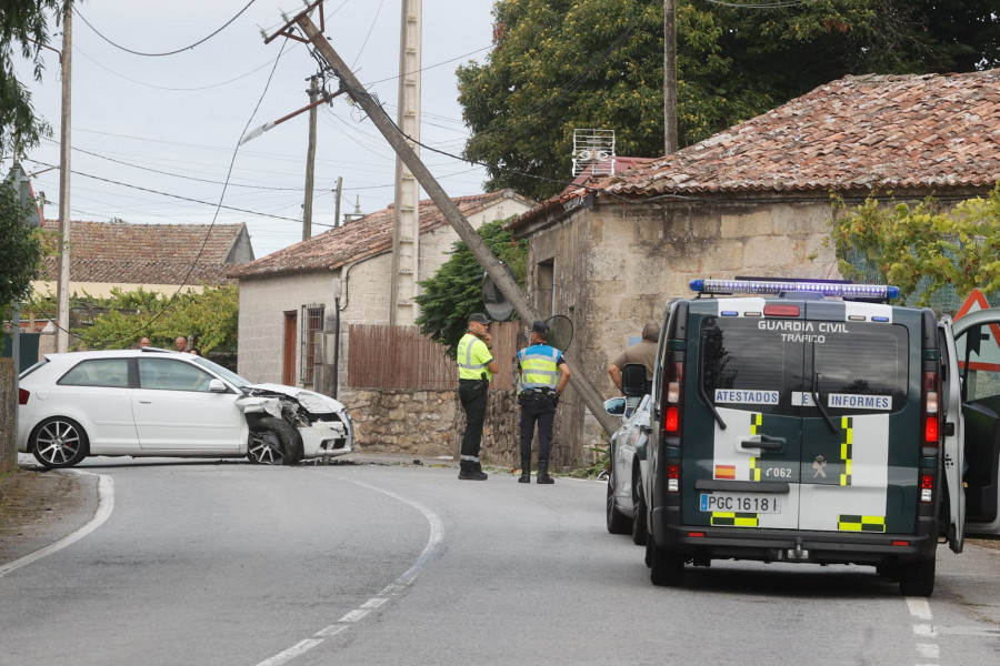 Cortan un vial tras el derribo parcial de un poste en una salida de vía en Meaño