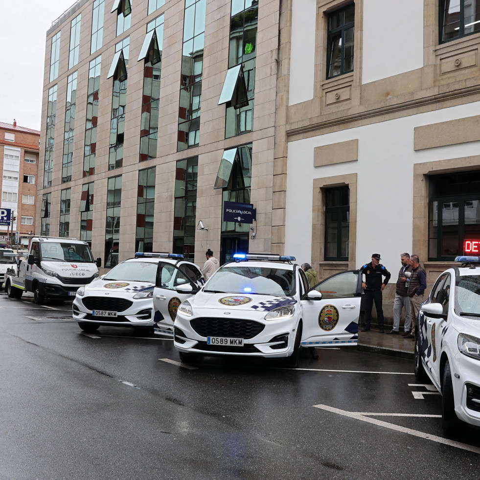 Un motorista sufre heridas leves al caer en la Avenida da Mariña