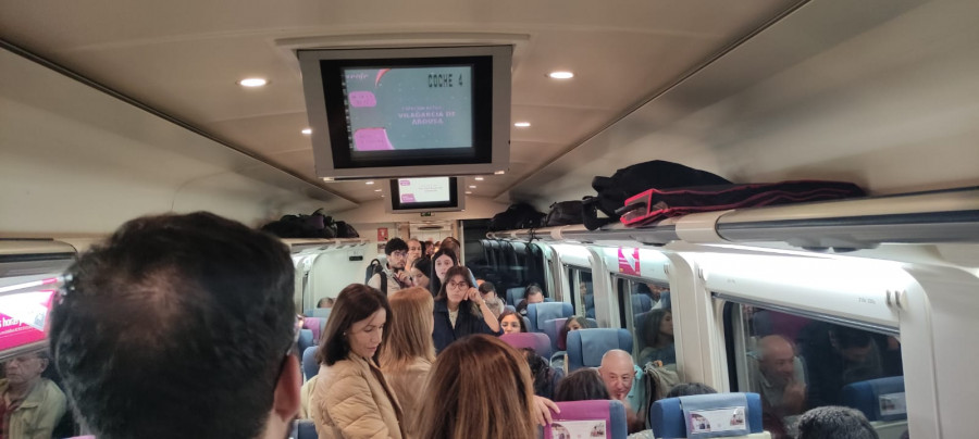 De Vilagarcía a Santiago de pie en el tren por falta de vagones
