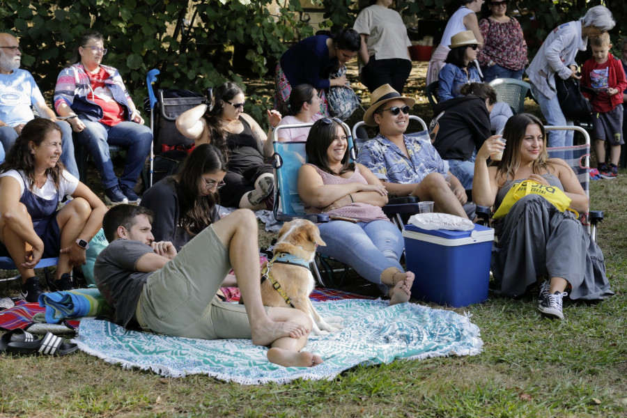 La previsión de lluvia traslada la romería del Folk no Alobre al interior de la Praza da Peixería