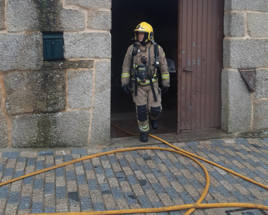 Sofocan un incendio que afectó a una cocina en Lores, Meaño