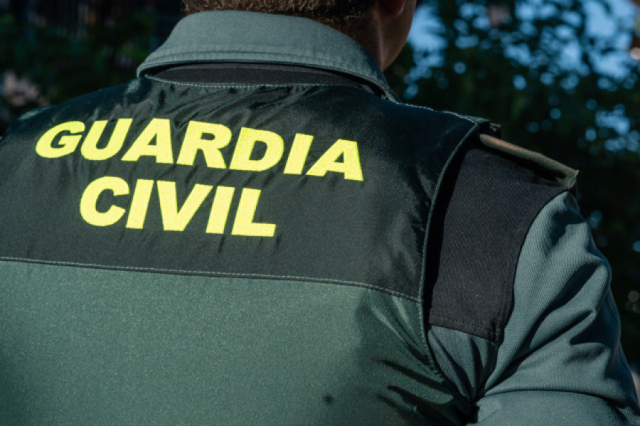 Dos agentes de la Guardia Civil impiden que una mujer se precipitase por un puente en San Cibrao das Viñas