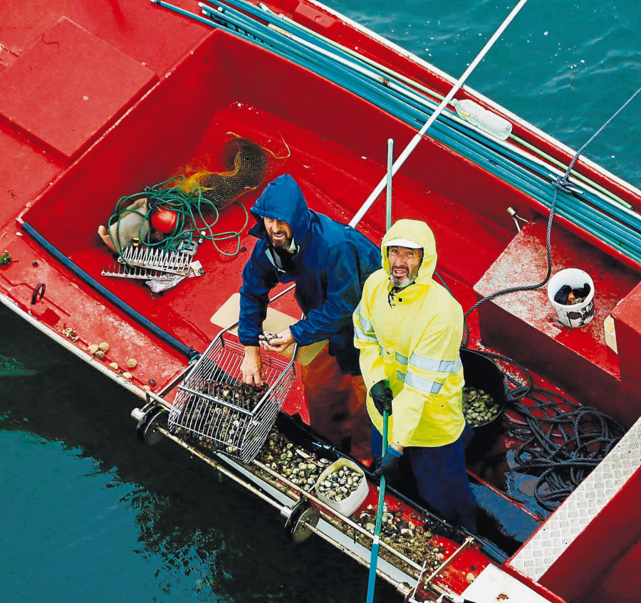 El marisqueo a flote agoniza en Arousa