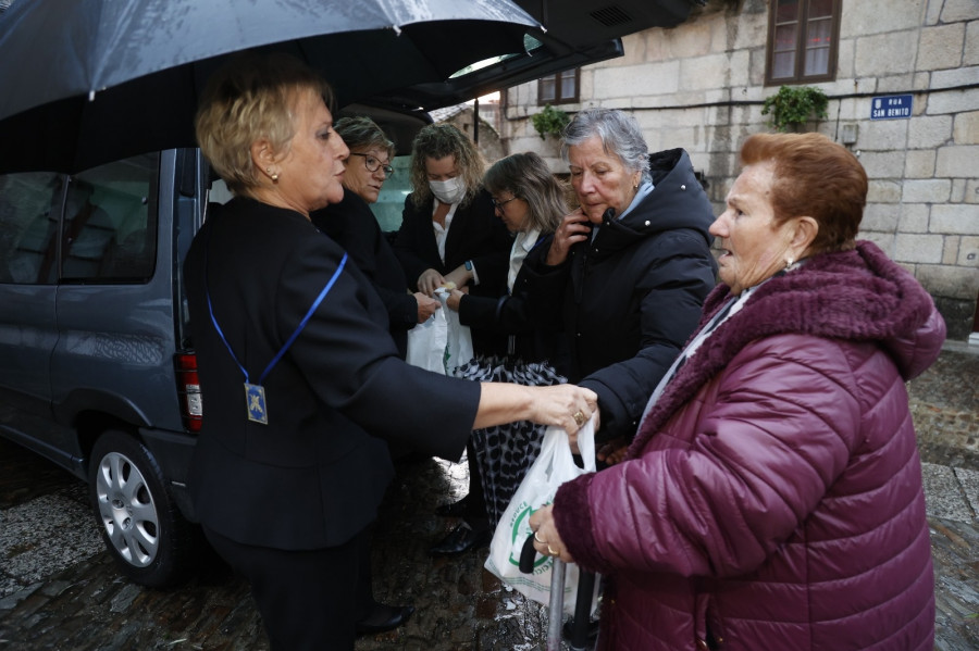 El mal tiempo obliga a suspender parte de los actos de la fiesta de las Angustias pero no faltan sus “boliños”