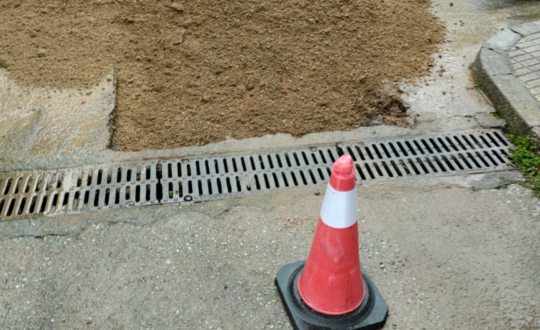 La rotura de tuberías en O Eirado deja sin agua con frecuencia a viviendas y locales