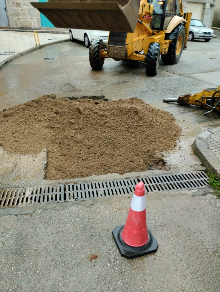 La rotura de tuberías en O Eirado deja sin agua con frecuencia a viviendas y locales