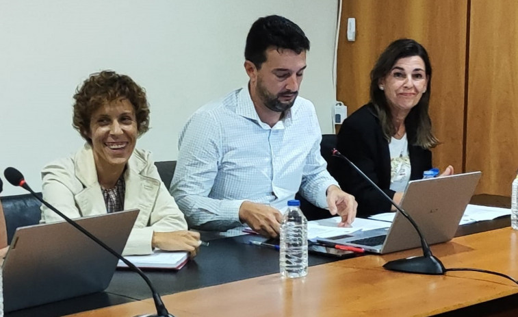 El PSOE culpa a Castro de “ocultar” un convenio con Meis y Somos y PP se enzarzan por el césped de A Bouza