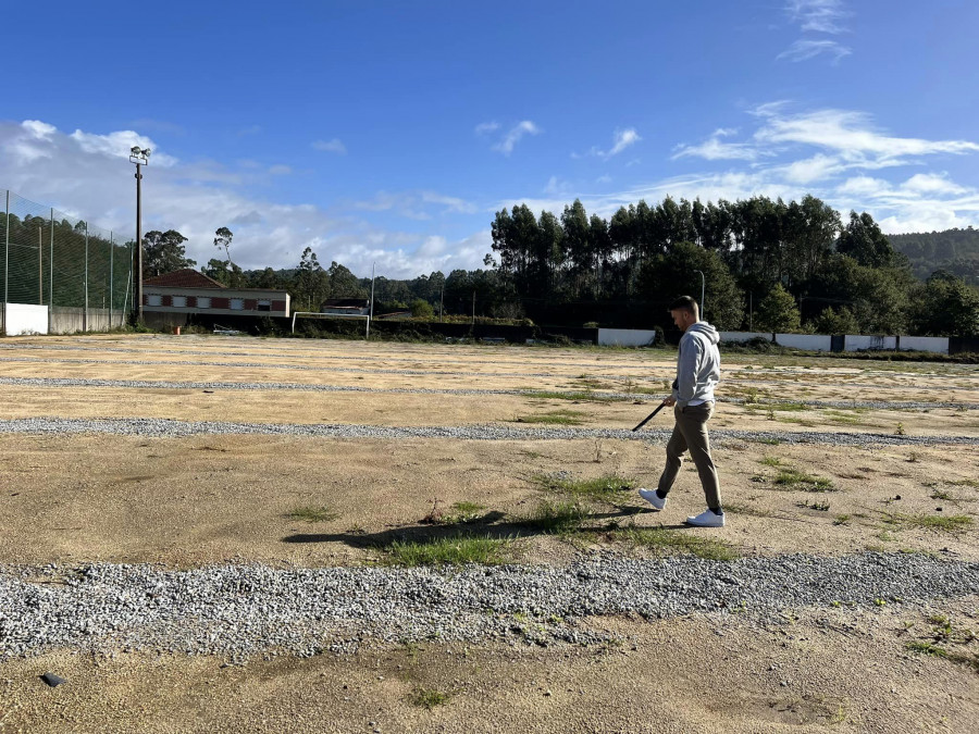 El PSOE de Moraña denuncia los retrasos y el “escandaloso sobrecuste” del campo de fútbol de Mirallos