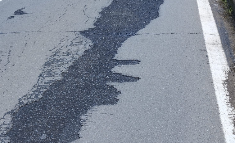 Vecinos de Bamio reclaman a la Xunta que arregle la carretera, con muchos baches