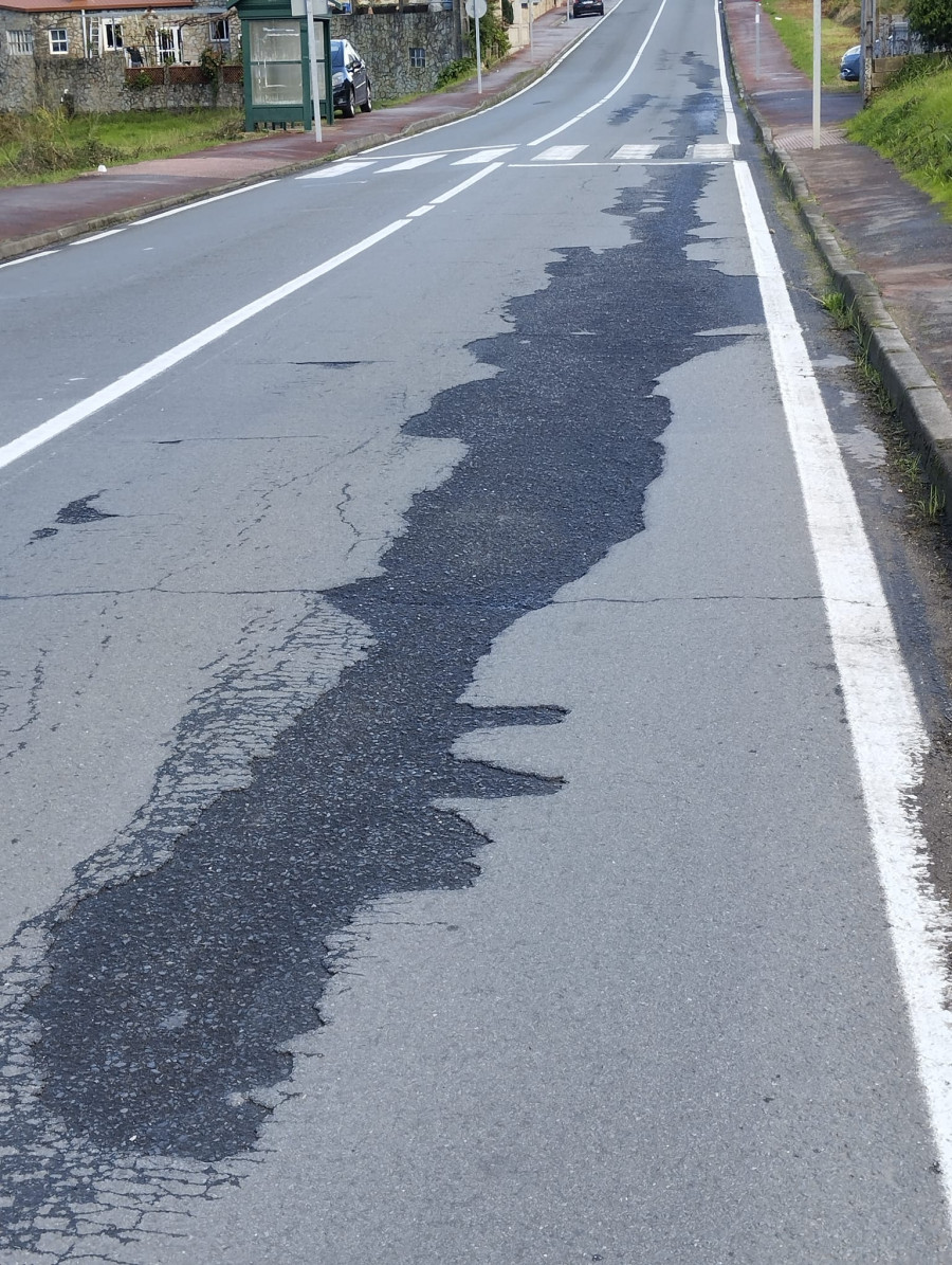 Vecinos de Bamio reclaman a la Xunta que arregle la carretera, con muchos baches