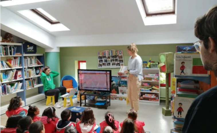 O Grove conmemora el Día da Biblioteca con una sesión de cuentacuentos con Charo Pita