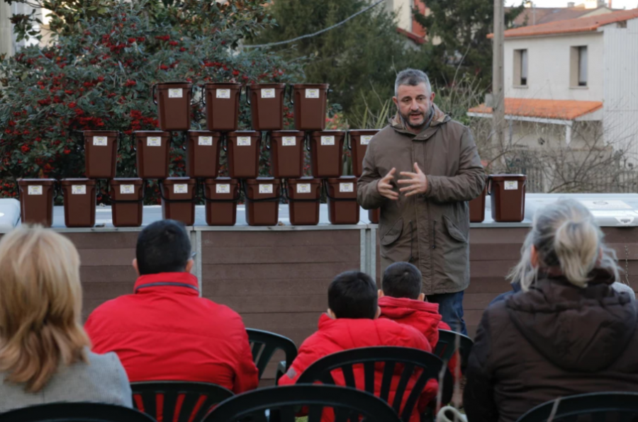 Cambados hace un nuevo reparto de composteros domésticos entre los vecinos