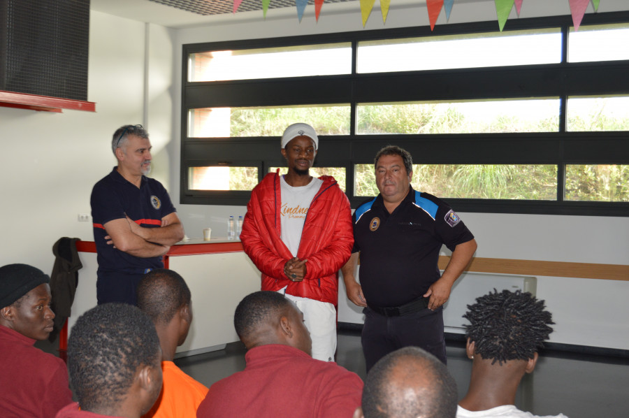 El Concello de Sanxenxo ofrece formación en seguridad vial y primeros auxilios a los migrantes de Mali