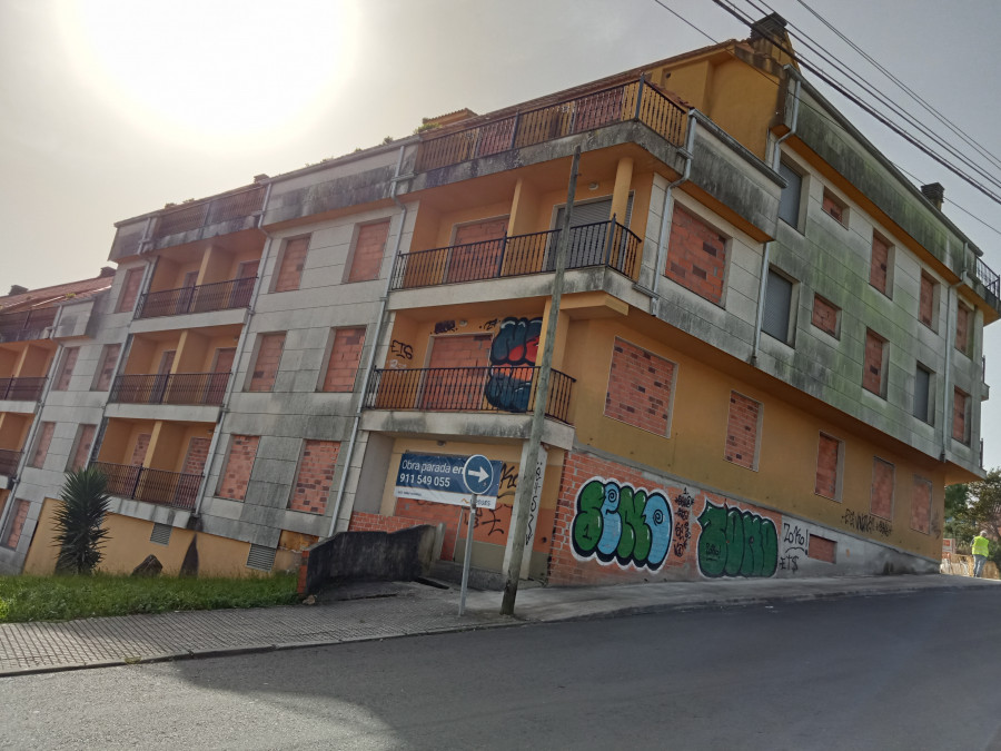 La Sareb tapia en Ribeira uno de sus grandes edificios para evitar el acceso a okupas que sean desalojados