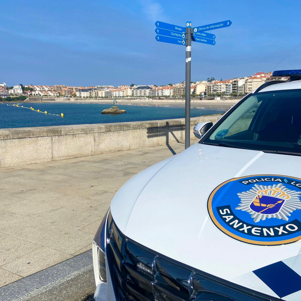 Dos jóvenes en una moto resultan heridos tras resbalar y chocar contra un poste en Sanxenxo