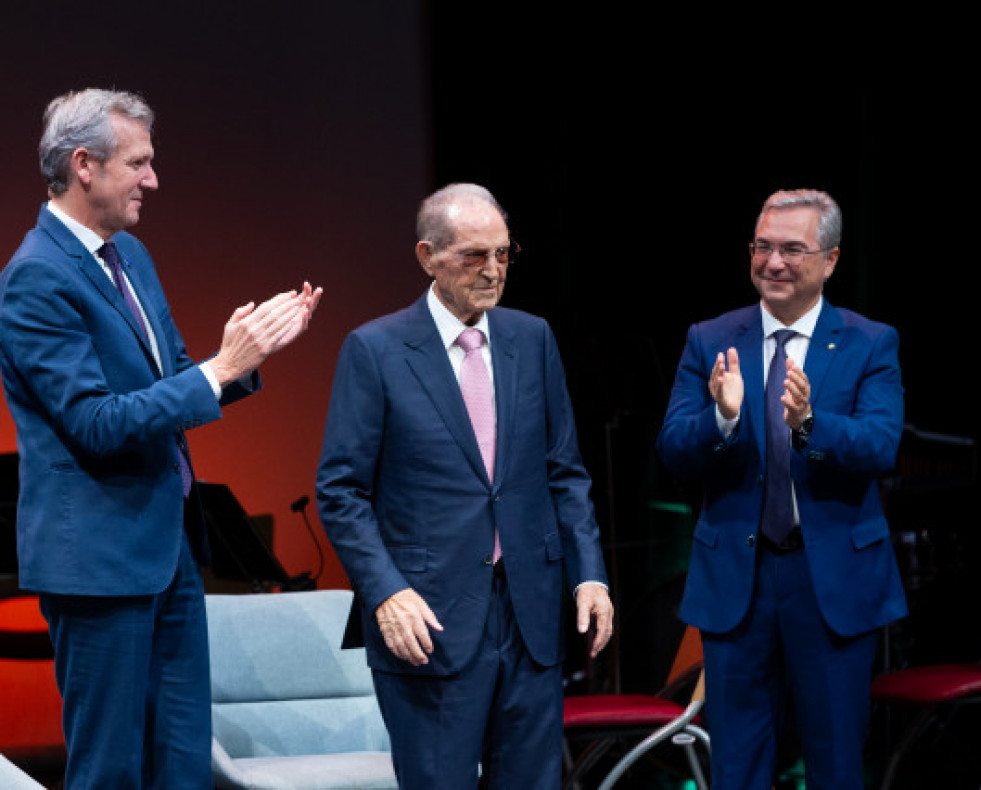 AlfonsoRuedadurantelaconcesindelpremioaOurensana2024aOlegarioVzquezRaa