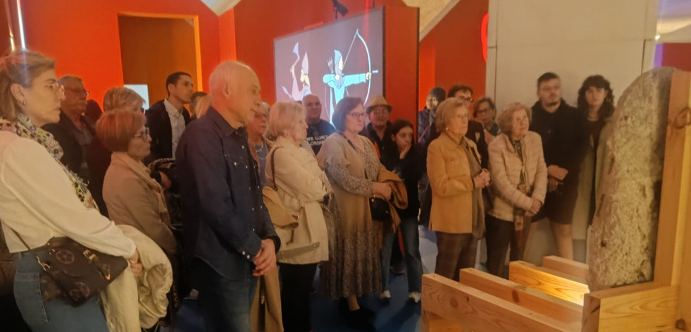 Medio centenar de catoirenses descubren la exposición “Unha vida vikinga”