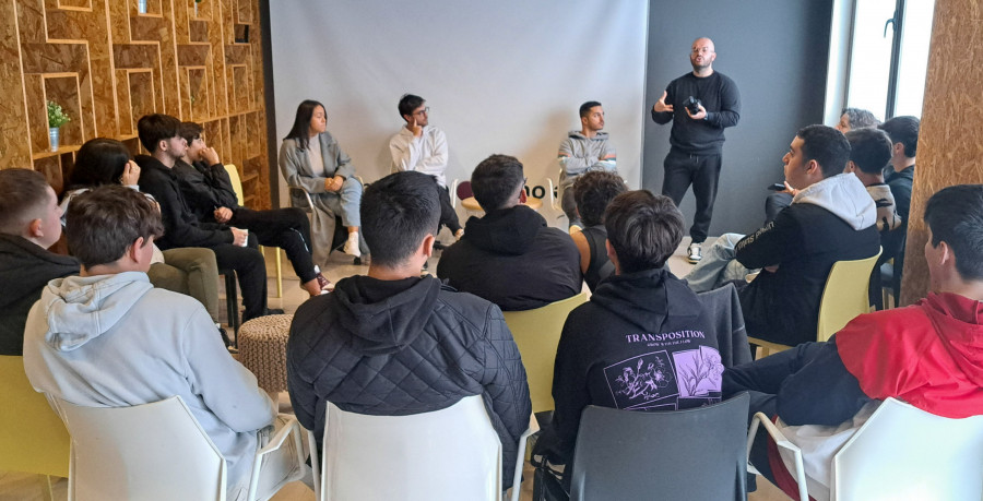 Alumnos del ciclo medio de Instalacións de Telecomunicacións del IES Espiñeira conocen el espacio Coworking A Pobra