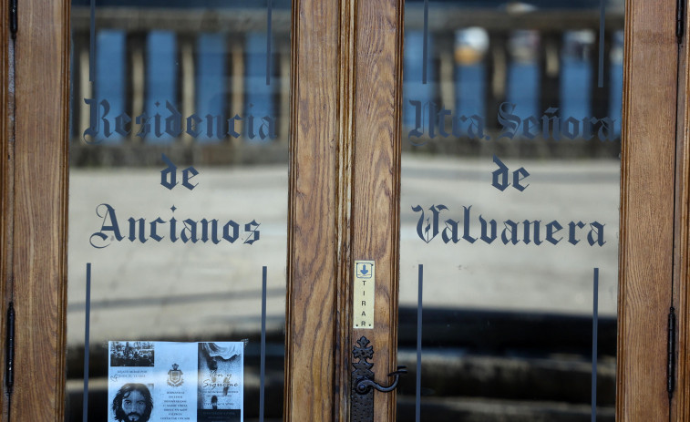 Los usuarios del asilo de Cambados con movilidad reducida deben costearse el traslado