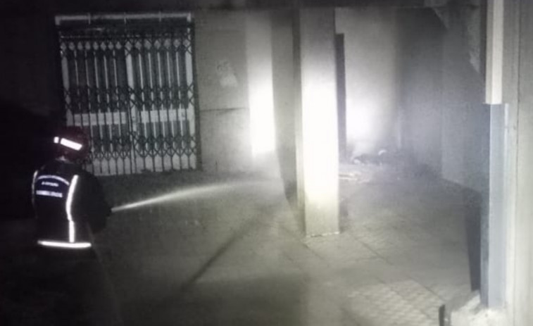 Un incendio afecta a los soportales de la Praza Manuel Escurís donde dormía un indigente que ahora está en prisión