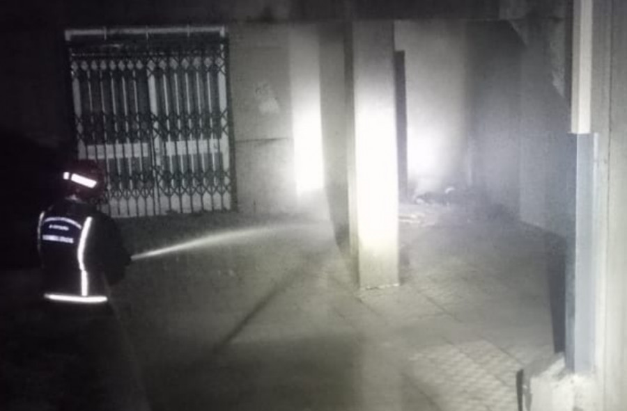 Un incendio afecta a los soportales de la Praza Manuel Escurís donde dormía un indigente que ahora está en prisión