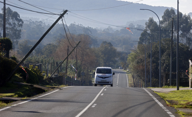 La Xunta indica que ya pidió al titular la retirada de los postes tumbados sobre el vial de Lobeira