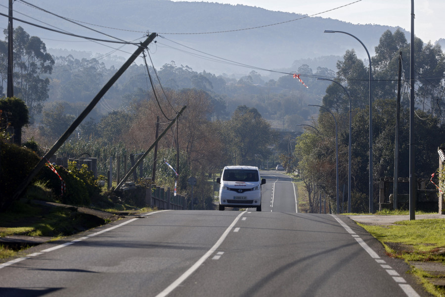 La Xunta indica que ya pidió al titular la retirada de los postes tumbados sobre el vial de Lobeira