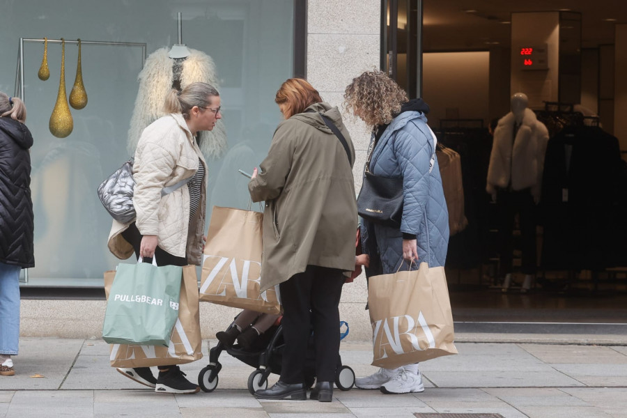 El Black Friday deja largas colas para hacerse con las mejores “gangas” en Vilagarcía