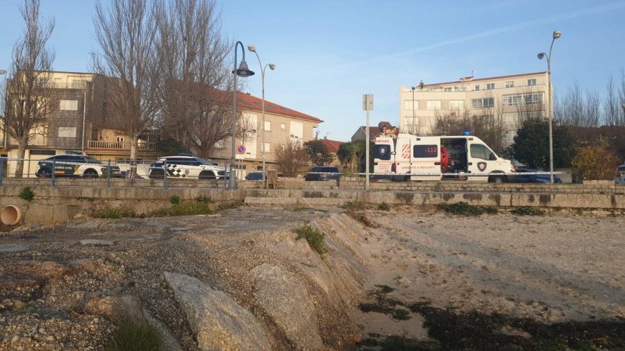 Investigan la muerte de una mujer de 72 años que apareció flotando en el paseo marítimo de Cambados