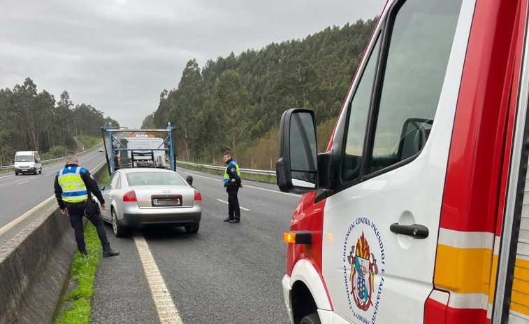 Una persona resulta herida tras impactar con su coche contra la mediana de la carretera en Rianxo