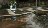 El reventón de una tubería de la traída de agua potable afecta al barrio residencial de Abesadas, en Ribeira