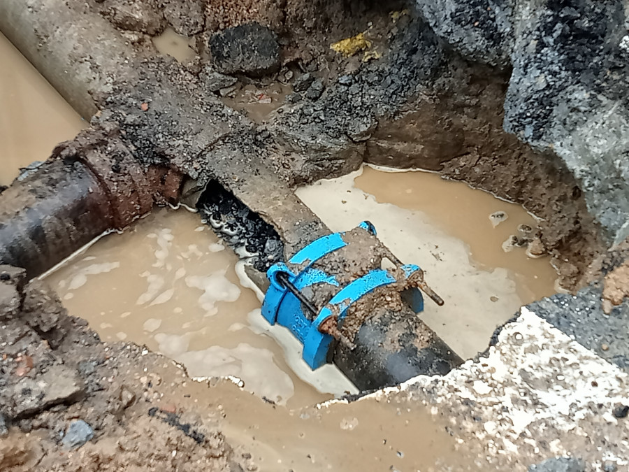 Viaqua confirma que la avería en la traída de agua que afectó a Abesadas se debió al reventón de una tubería de fibrocemento
