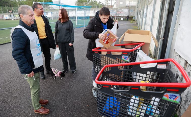 El Deiro organizó una recogida de alimentos y Ribadumia festejó el encendido de su alumbrado