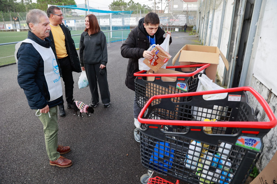 El Deiro organizó una recogida de alimentos y Ribadumia festejó el encendido de su alumbrado