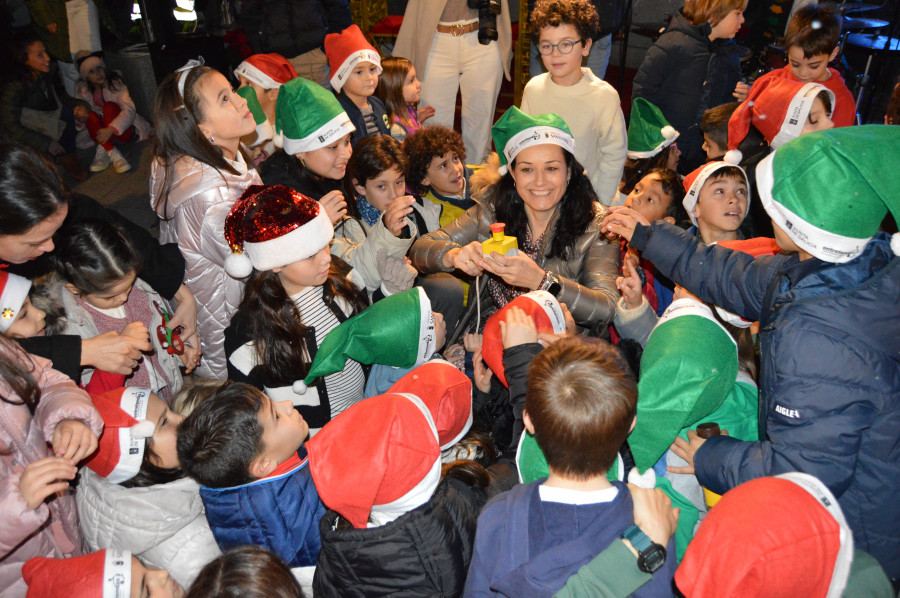 La Navidad ya brilla en Sanxenxo con el encendido del alumbrado y la llegada del Grinch