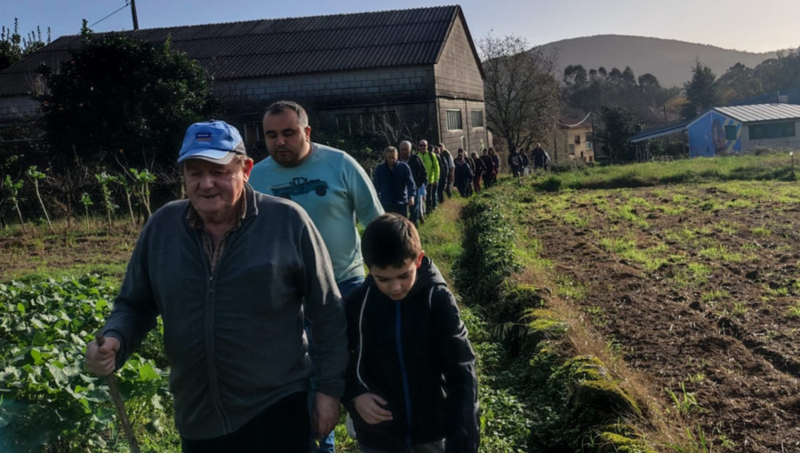 O Araño inició la fiesta de Santa Baia con una andaina por el Camiño Real, sesión vermú, títeres y una cena con baile