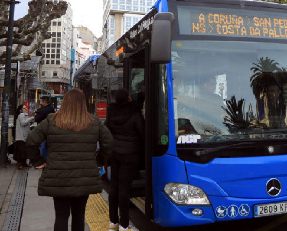 UnautobsdetransporteinterurbanoenlaparadadeEntrejardinesAEC